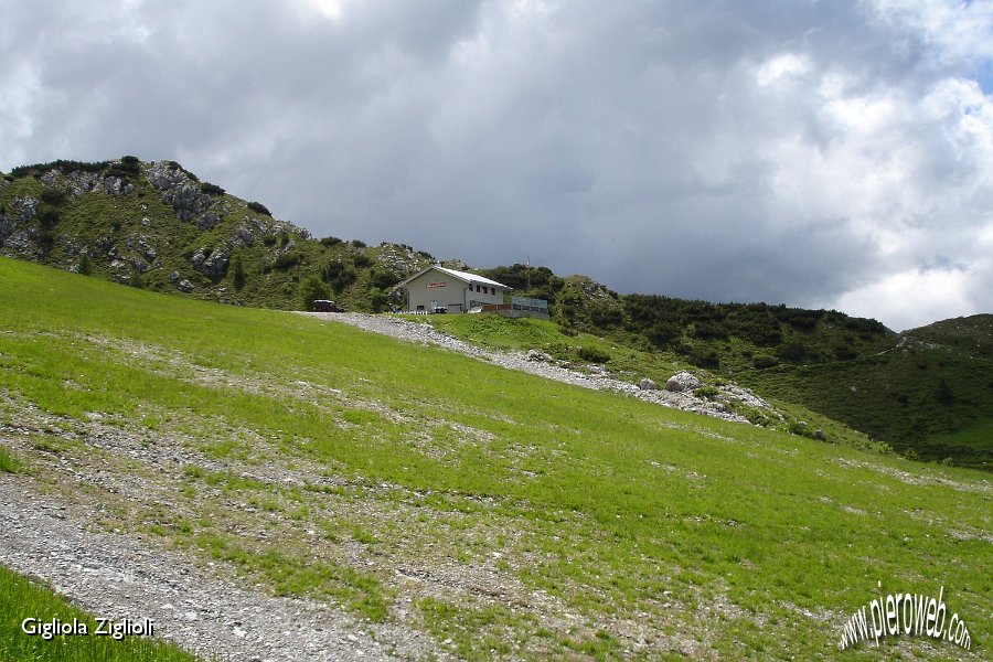 05 In vista del Rifugio Leco.jpg